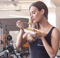 fit-woman-eating-in-gym